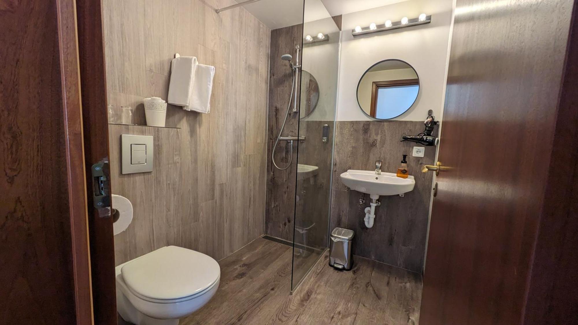The Vik Inn By Ourhotels Ngoại thất bức ảnh